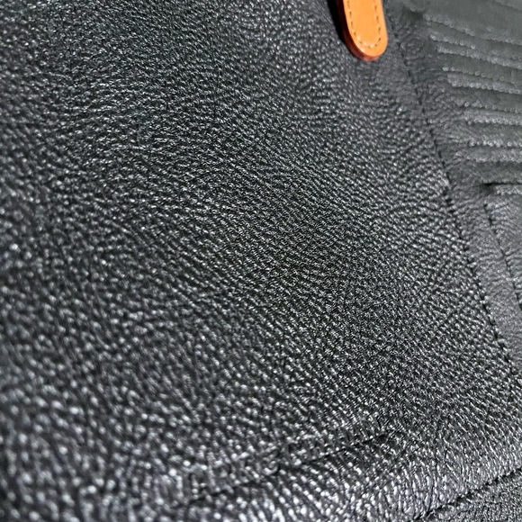 Mark & Graham pebble grain leather sleeve with many compartments - Picture 9 of 16